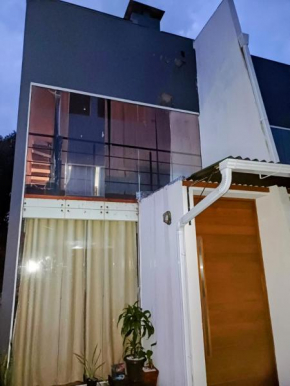 Lofty uso exclusivo, com três andares e terraço com vista para lagoa, na Barra da Lagoa, próximo ao canal!